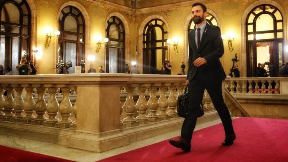 El president del Parlament, Roger Torrent, a su llegada al Parlament, esta mañana-MARC ROVIRA (ACN)