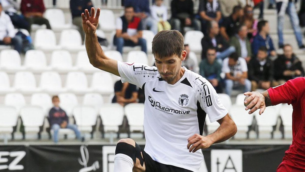 Albistegui controla un balón en el choque ante el Calahorra-Santi Otero