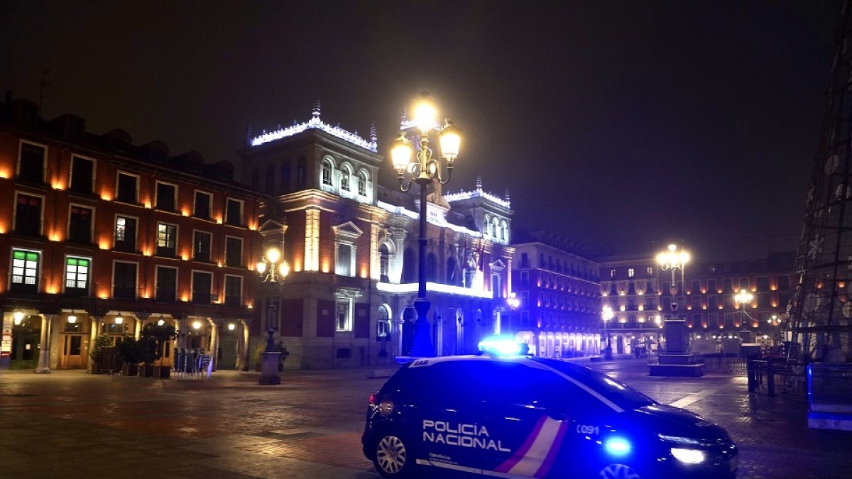Patrulla de la Policía Nacional en Valladolid por la entrada de toque de queda a las 20 horas.- ICAL
