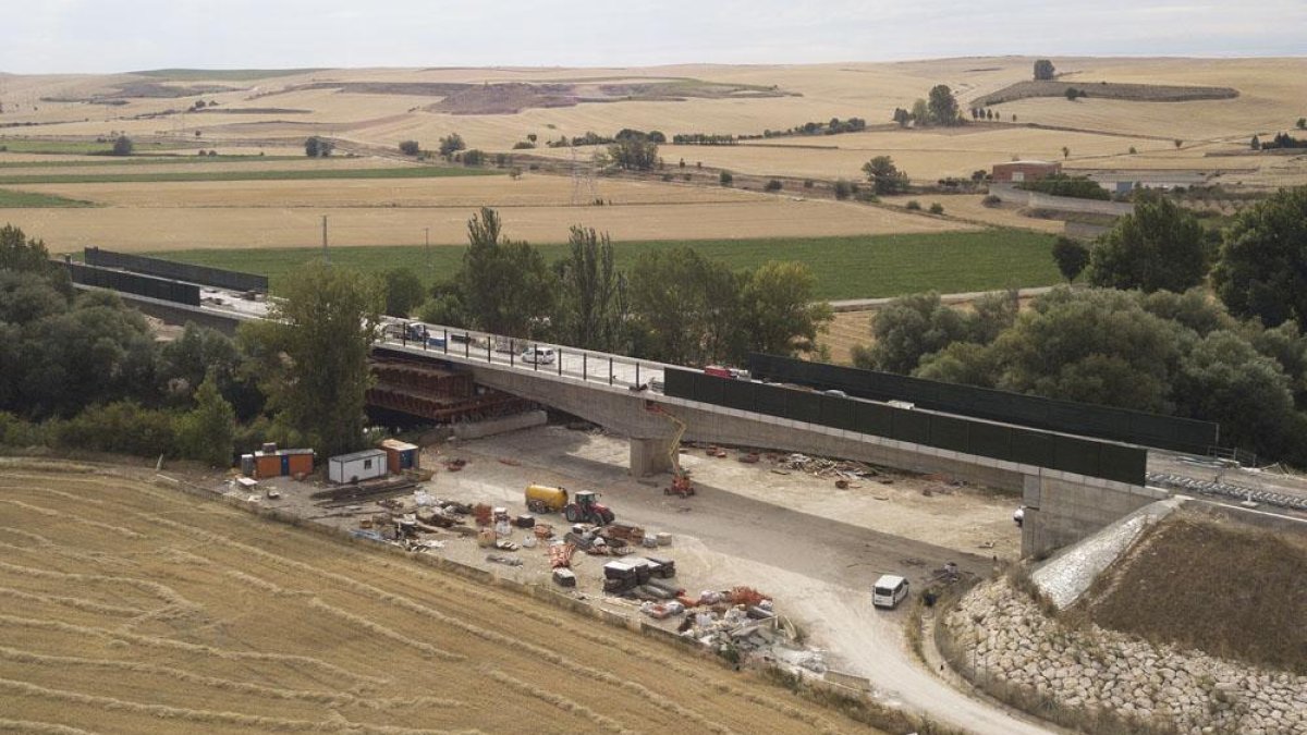 Vista actual de viaducto de Frandovínez, con la plataforma central ya instalada.-ISRAEL L. MURILLO