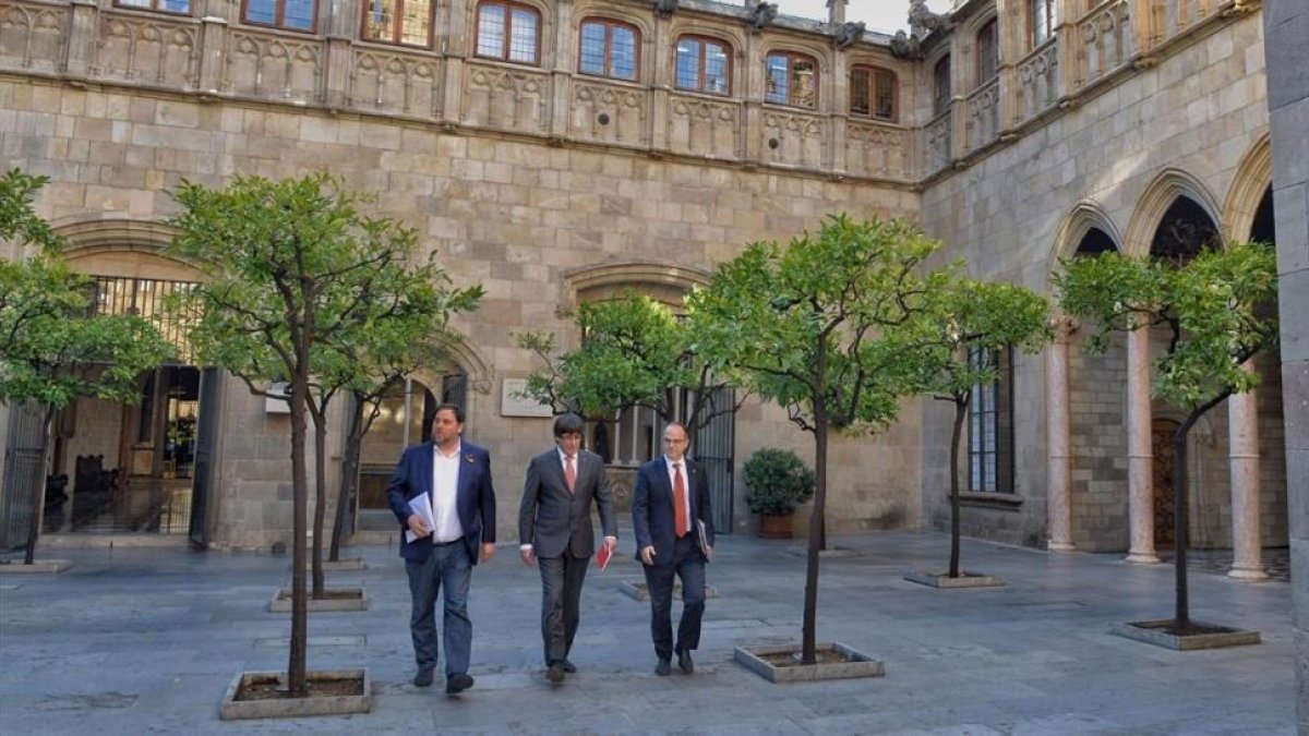 El vicepresidente del Govern, Oriol Junqueras; el president, Carles Puigdemont, y el conseller de Presidencia, Jordi Turull, este martes.-FERRAN SENDRA