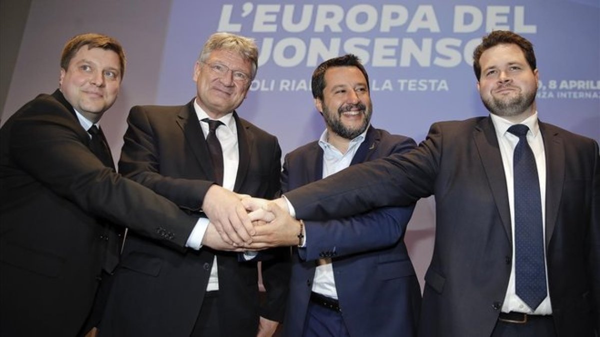 De izquierda a derecha, el finlandés Olli Kotro, el alemán Meuthen, el italiano Matteo Salvini y el danés Anders VIstisen.-AP (LUCA BRUNO)