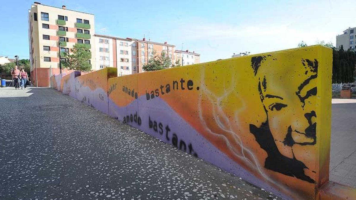 La calle Gloria Fuertes aún no tiene placa identificativa, pero sí está en proceso un colorido mural que vestirá el homenaje que La Poesía es un Cuento dedicará a la escritora.-Israel L. Murillo