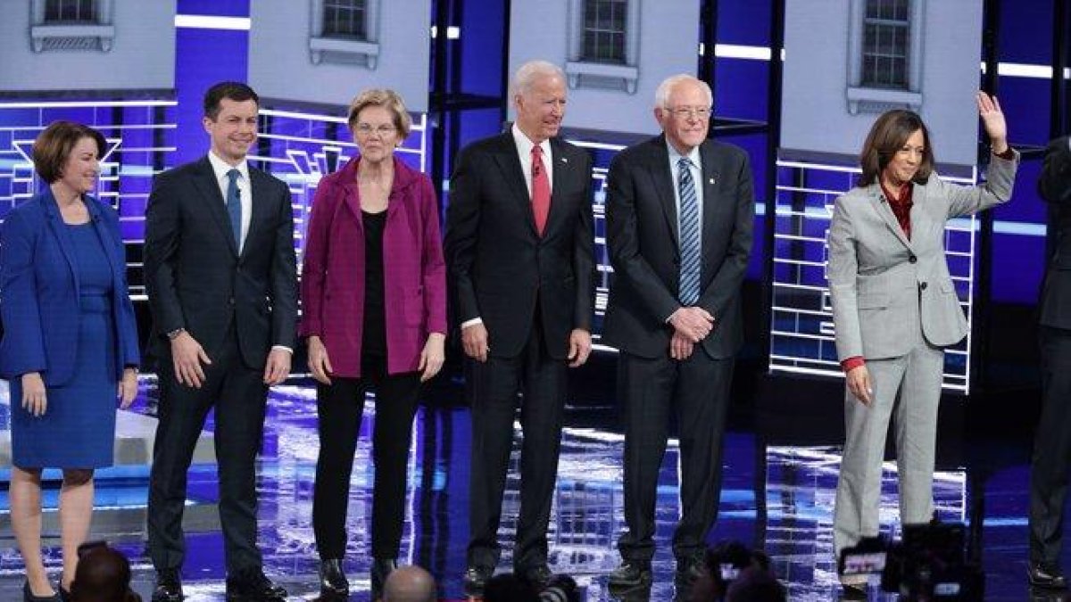 De izquierda a derecha, los candidatos demócratas Amy Klobuchar, Pete Buttigieg, Elizabeth Warren, Joe Biden, Bernie Sanders y Kamala Harris, antes del debate.-GETTY IMAGES NORTH AMERICA