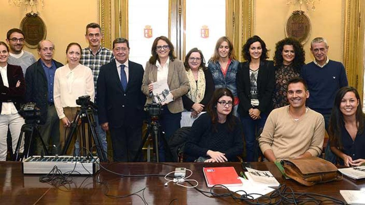 César Rico y Mar González, en el centro, posan con algunos de los profesionales que realizan su labor informativa en la provincia burgalesa.-ICAL