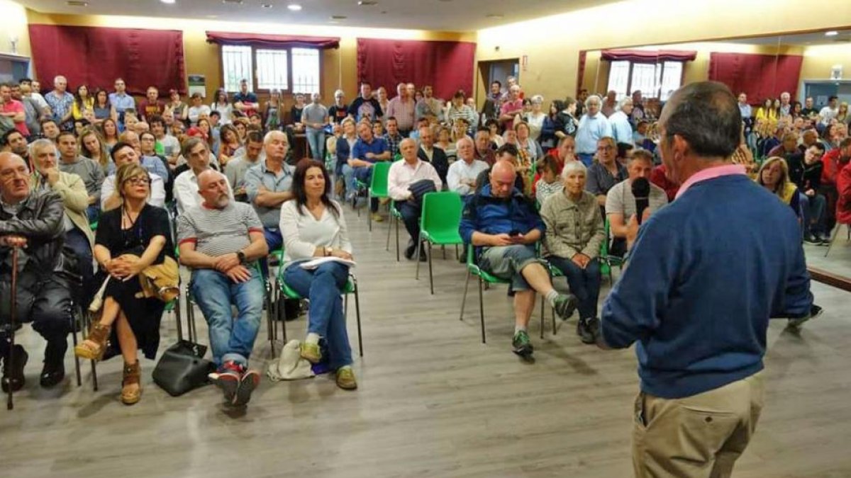 A la charla informativa acudieron por igual responsables municipales, vecinos y empresarios de la comarca.-ECB