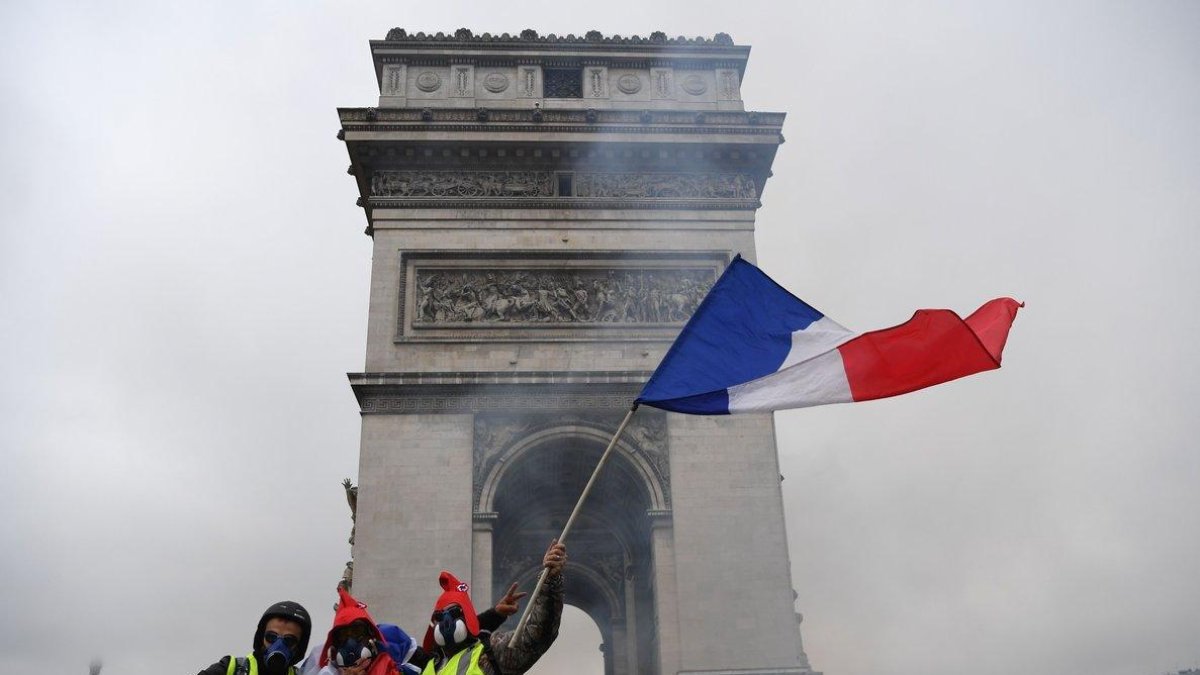 Chalecos amarillos, en la protesta de este sábado en el Arco del Triunfo de los Campos Elíseos, en París-