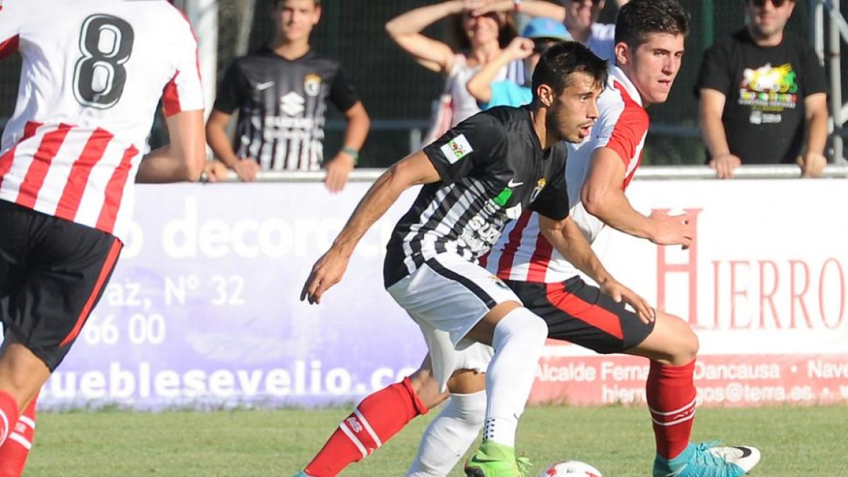 David Martín controla el balón en un lance del partido disputado ayer en la Ciudad Deportiva del Burgos Promesas.-ISRAEL L. MURILLO