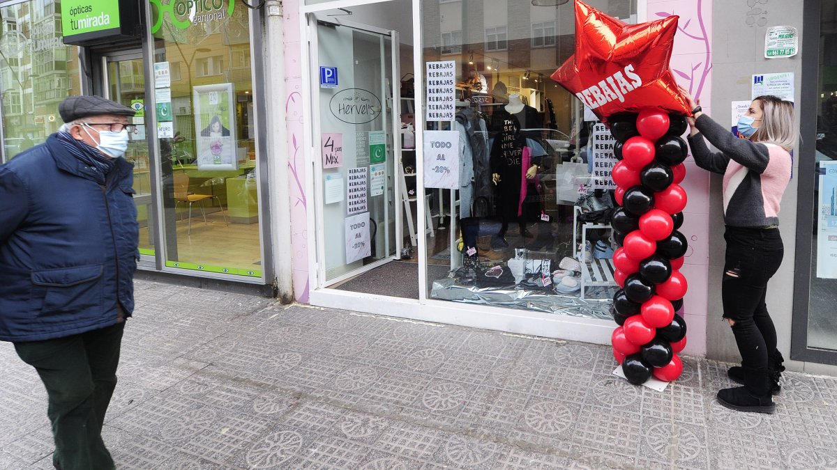 Los comercios del textil de Zona G han decorado sus entradas con globos. ISRAEL L. MURILLO