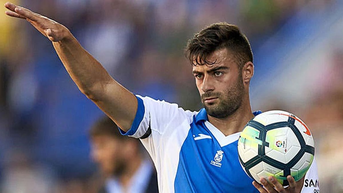 Diego Rico se dispone a realizar un saque de banda.-LALIGA