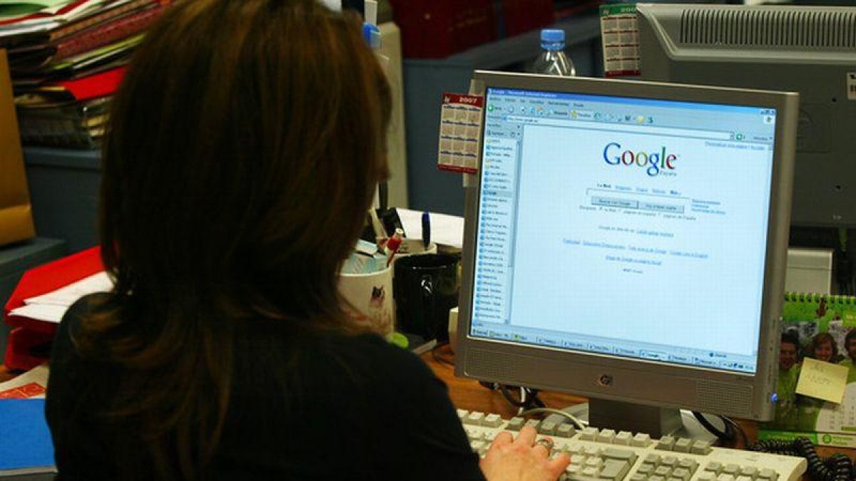 Una mujer consulta Google.-RICARD CUGAT