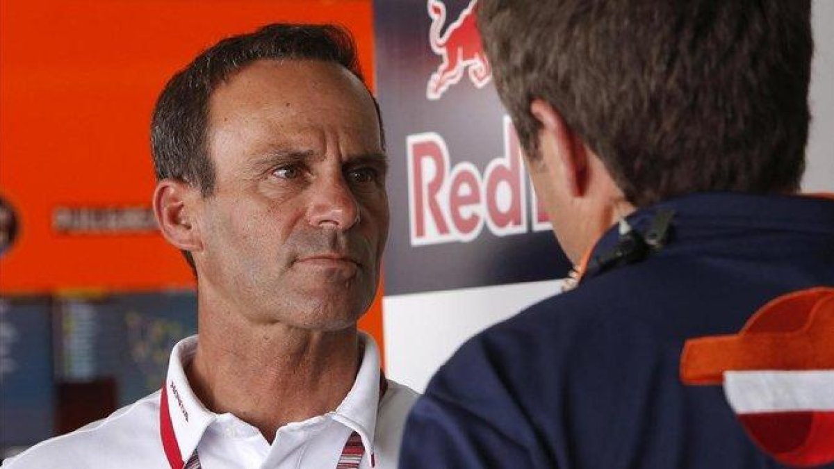 Alberto Puig, team manager del equipo Repsol Honda, dialoga con uno de sus colaboradores.-REPSOL MEDIA / JAIME OLIVARES