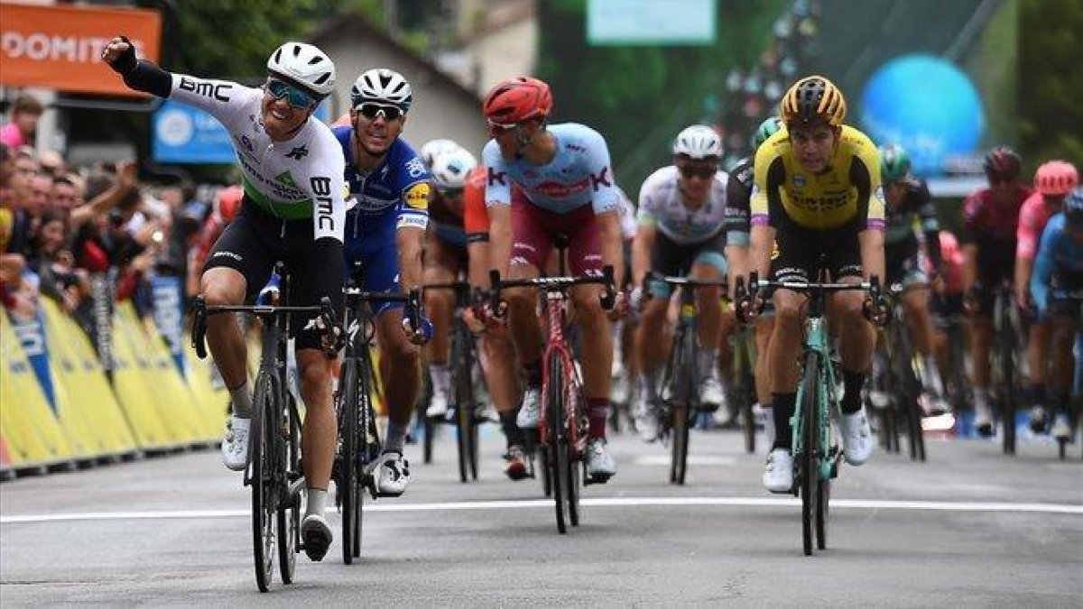 Edvald Boasson levanta la mano como vencedor en Jussac.-AFP / ANNE-CHRSTINE POUJOULAT
