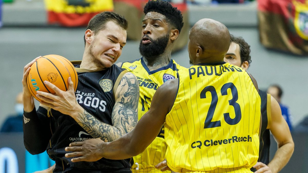 Salash protege el balón durante un partido. SANTI OTERO