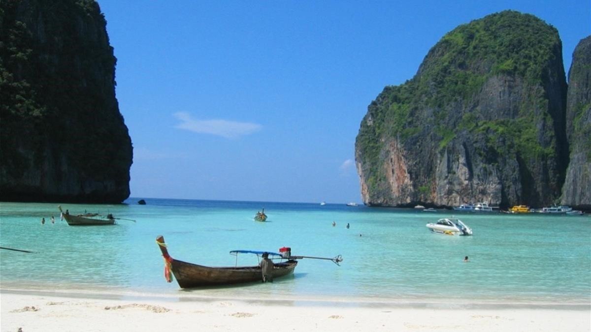 La playa de Maya Bay, en Phi Phi Leh, Tailandia.-EL PERIÓDICO