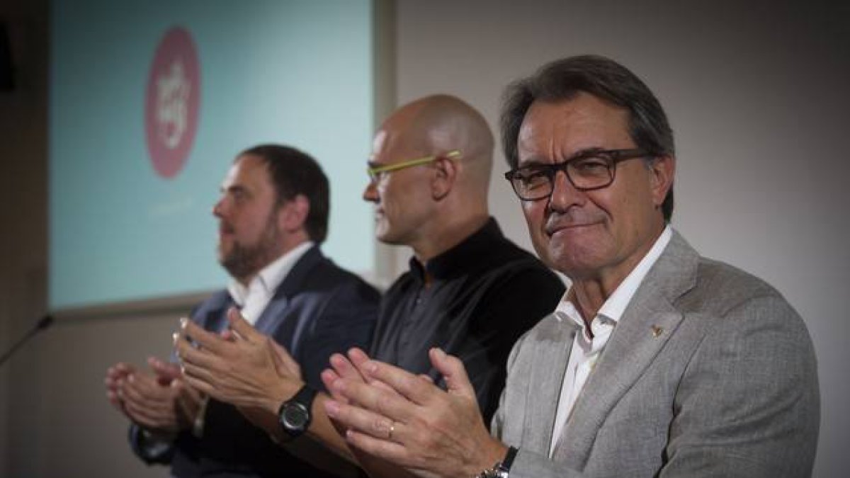 Artur Mas, durante la presentación del programa de Junts pel Sí, junto a oriol Junqueras y Raül Romeva, este sábado.-CARLOS MONTAÑÉS