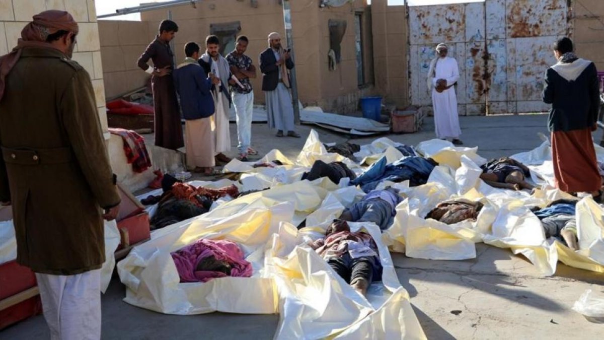 Los cadáveres de las personas muertas en el bombardeo en el norte de Yemen.-REUTERS