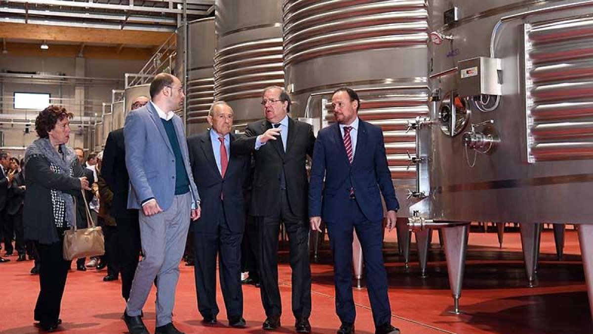 Un momento de la visita que Herrera realizó ayer a las nuevas instalaciones del centro de la bodega ribereña.-L. V.
