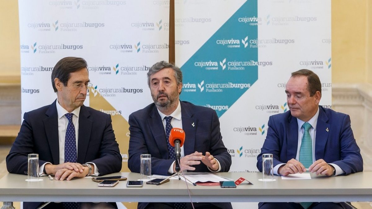 Mario Alonso Puig, Tomás Fisac y Ramón Sobremonte, durante la presentación de la Mesa de Actualidad Empresarial de la Fundación Caja Rural de Burgos y Cajaviva. SANTI OTERO