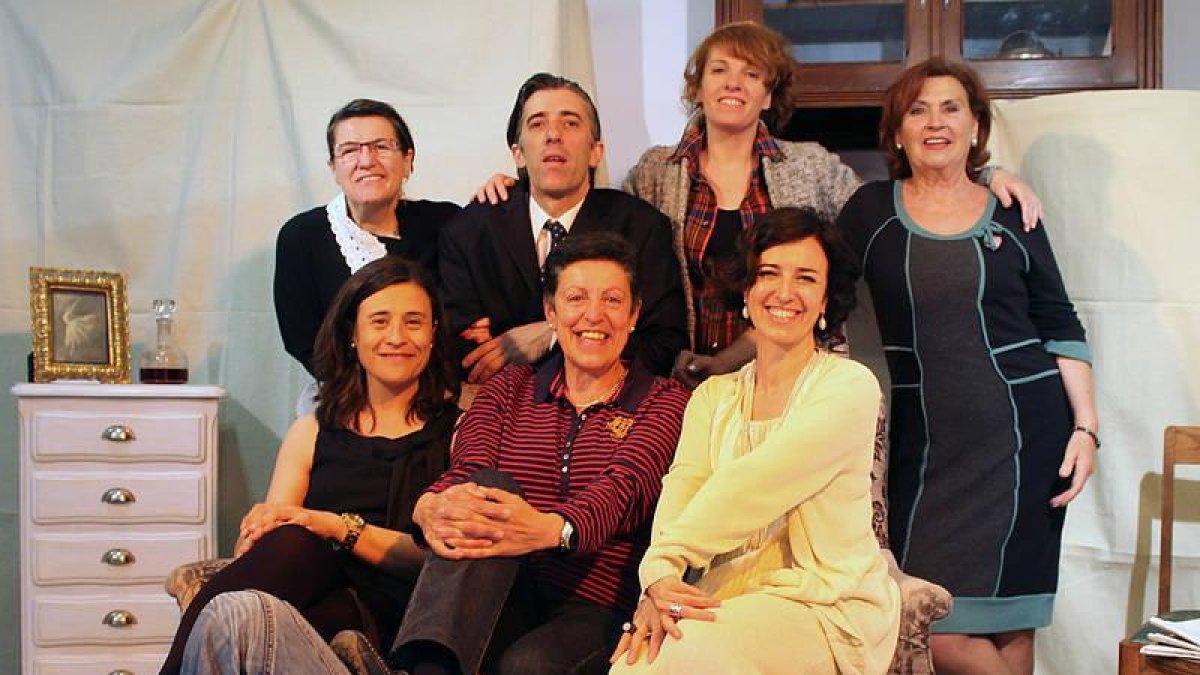 Fotografía de familia de la primera temporada de microteatro en La casa de las musas.-