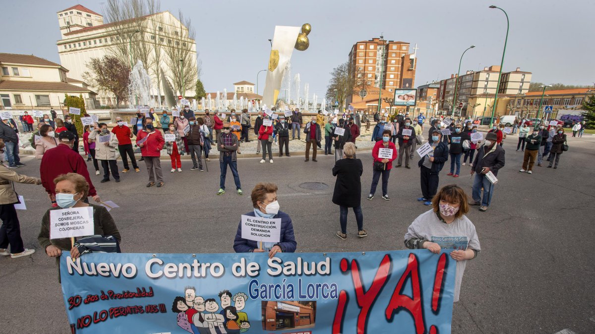 Imagen de la concentración para reclamar la reanudación de los trabajos en el centro de salud de García Lorca. SANTI OTERO