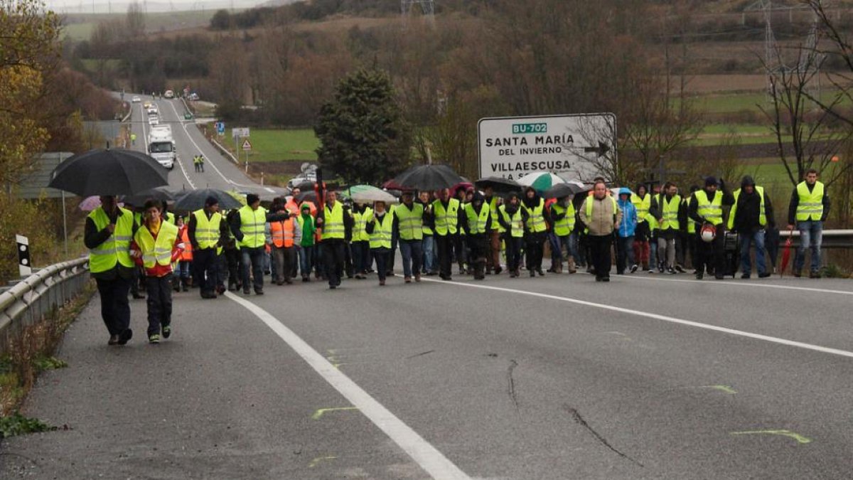 Los manifestantes en pleno corte de la N-I para exigir soluciones a las administraciones.-G.G.