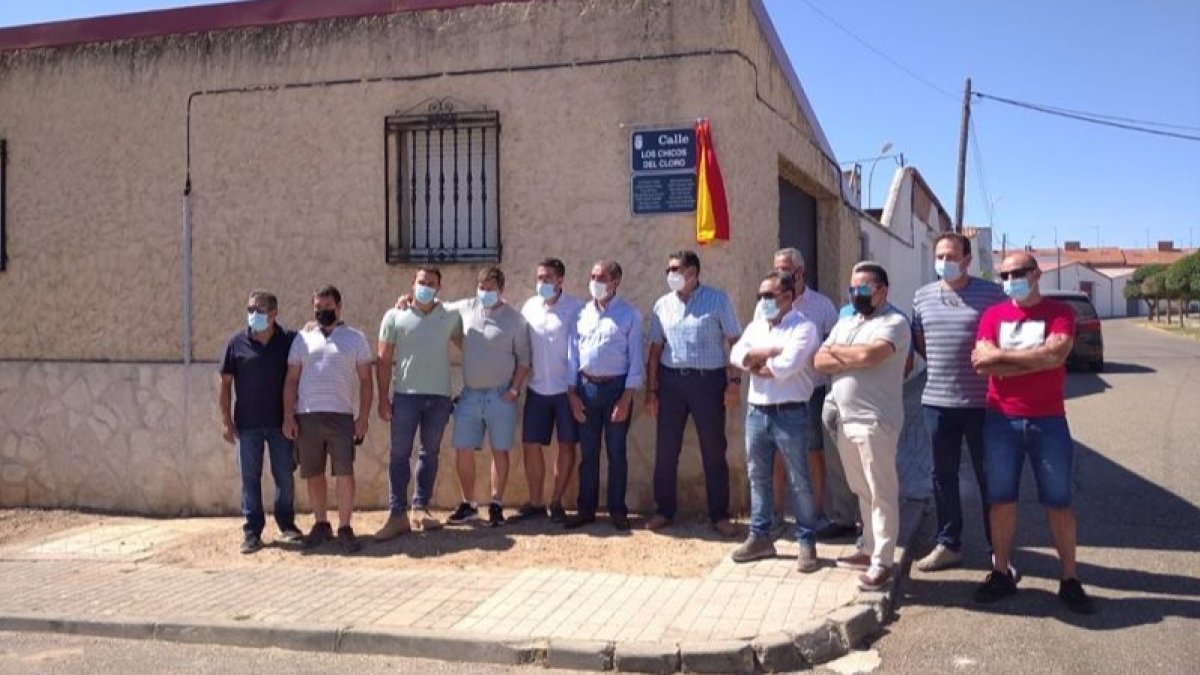 La placa de la nueva calle de ‘Los Chicos del Cloro’ en Roa. L. V.