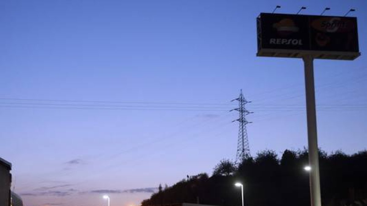 Camión frigorífico (derecha) en el que han sido encontrados tres refugiados sirios en Hernani-EFE / JAVIER ETXEZARRETA