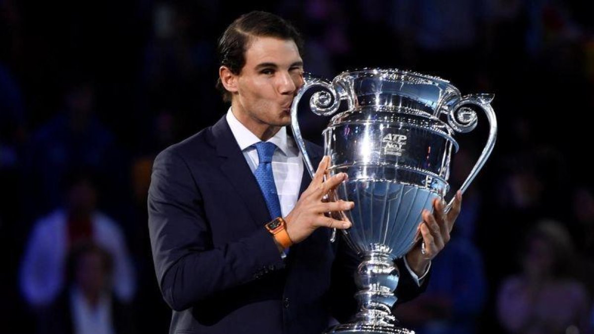 Rafael Nadal besa el trofeo que le acredita como número 1 del 2017.-REUTERS / TONY O'BRIEN
