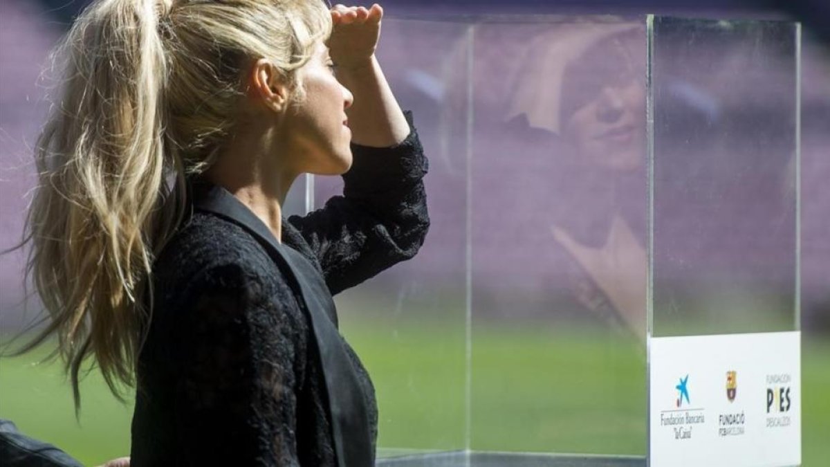 Shakira posa en la presentación del acuerdo del proyecto de una escuela en Barranquilla por parte de su fundacion Pies Descalzos y las fundaciones del Barça y de La Caixa.-JORDI COTRINA