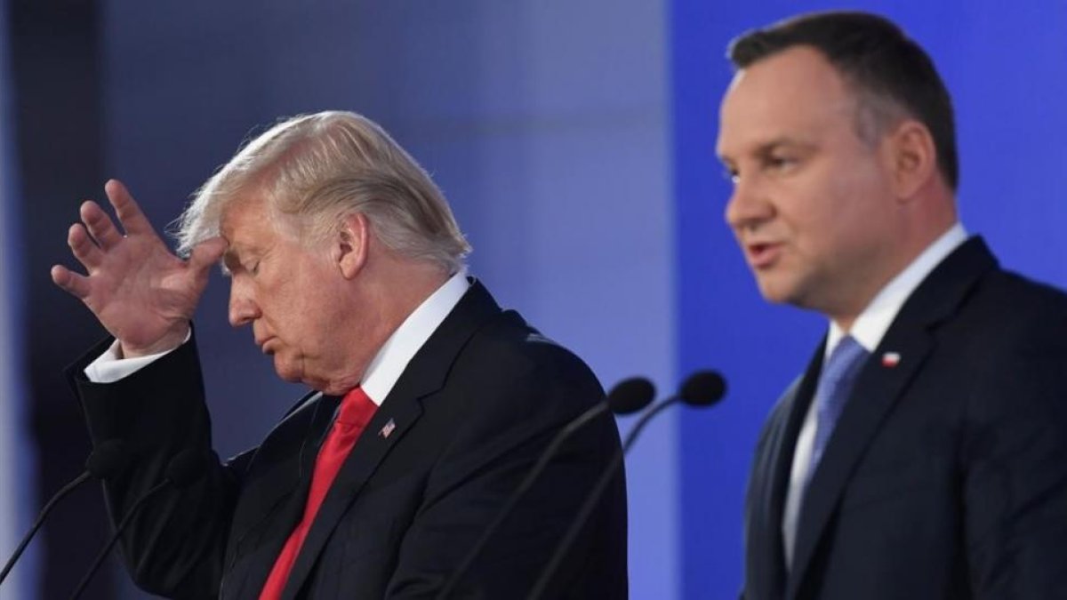 Trump, con su homólogo polaco, Duda, durante la rueda de prensa.-SAUL LOEB