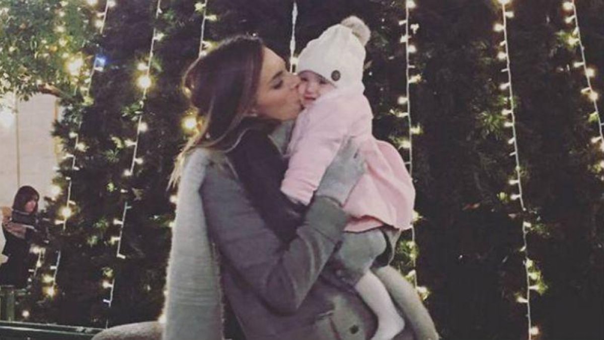 Irene Rosales besa a su pequeña Ana.-INSTAGRAM / IRENEROVA24