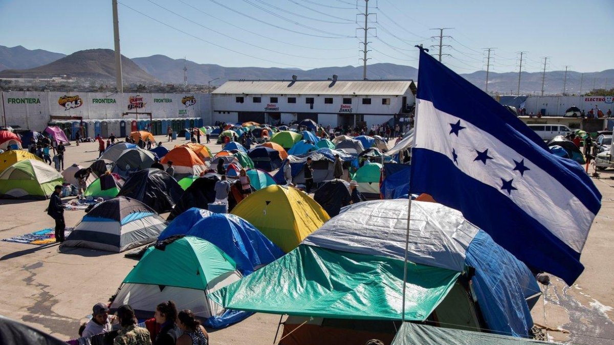 Vista general del albergue El Barretal donde fueron reubicados unos dos mil ciudadanos centroamericanos de la caravana de migrantes en la ciudad de Tijuana Mexico Actualmente se encuentran 2 385 centroamericanos en un segundo albergue habilitado en-ALONSO ROCHÍN /EFE