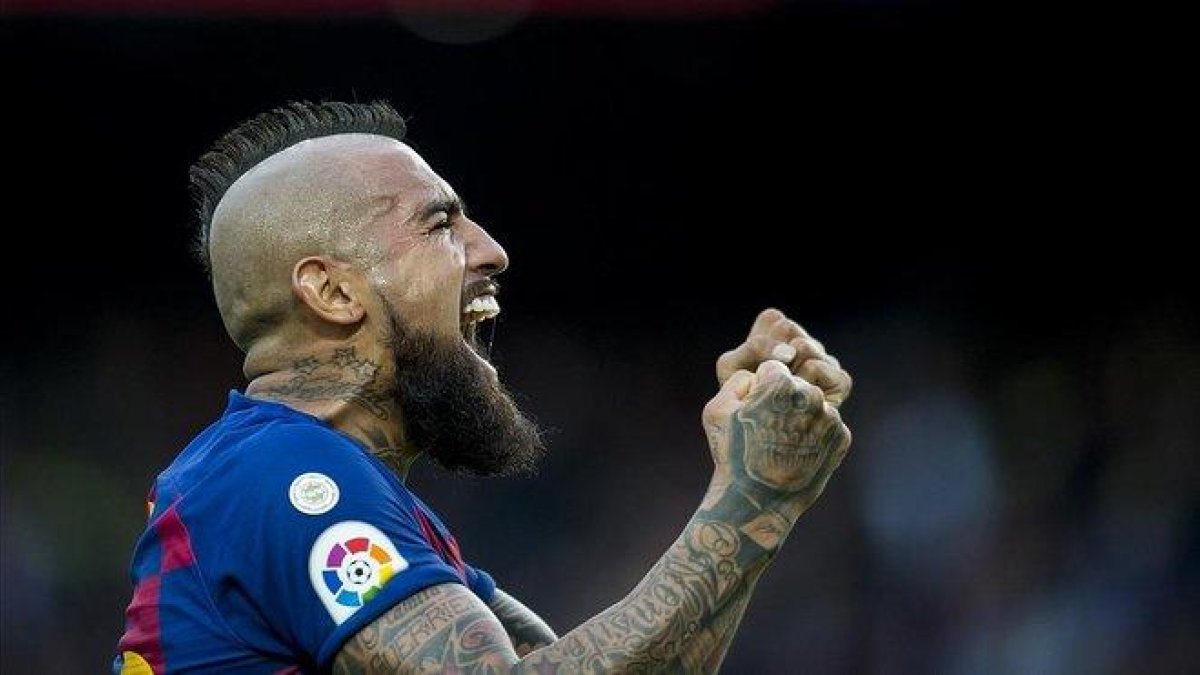 Arturo Vidal celebra su gol al Alavés en el Camp Nou,-JORDI COTRINA