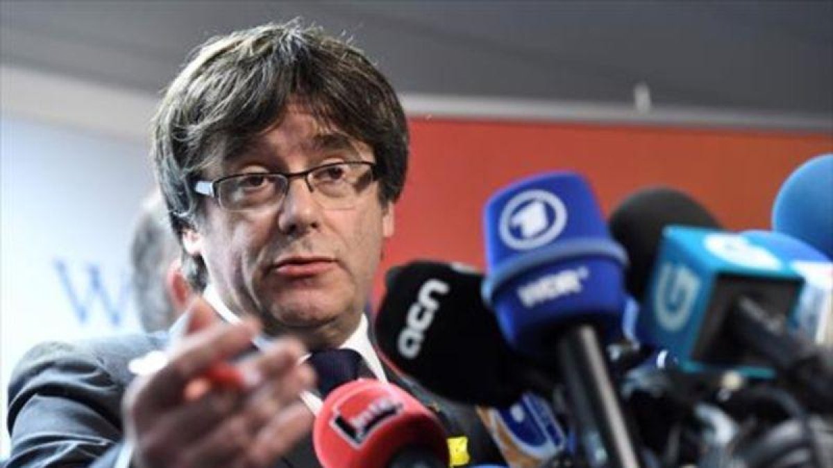 Carles Puigdemont se dirige a los medios de comunicación, en Bruselas.-AFP / JOHN THYS