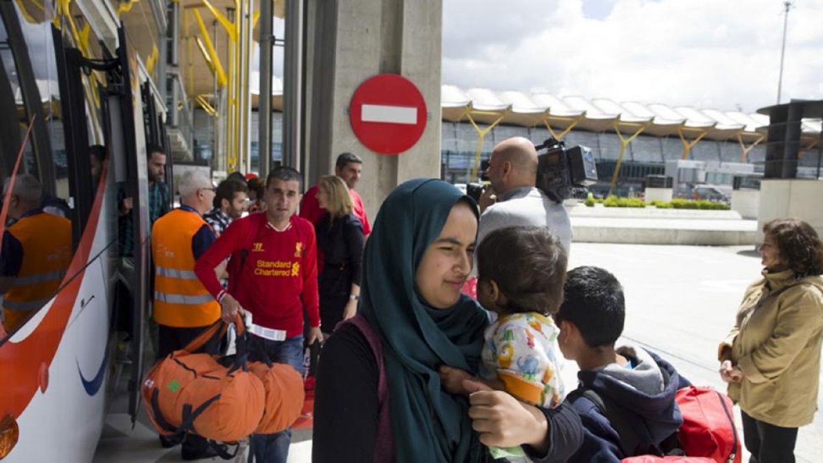 Llegada de 45 refugiados del tercer grupo de solicitantes de asilo al aeropuerto de Madrid, entre ellos, una familia iraquí de seis miembros será alojada en Valladolid.-ICAL