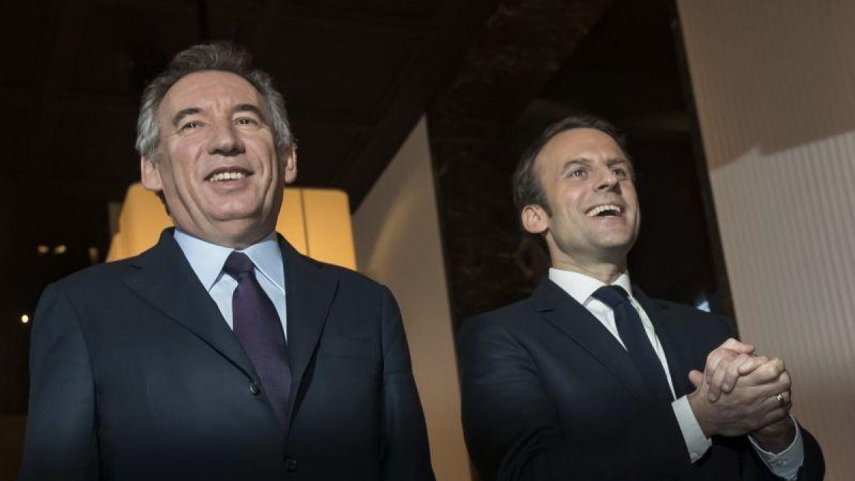El líder centrista François Bayrou (i) y el candidato socio-liberal Emmanuel Macron (d) antes de la rueda de prensa sobre su alianza electoral celebrada en París, Francia hoy 23 de febrero de 2017.-EFE / IAN LANGSDON / EFE