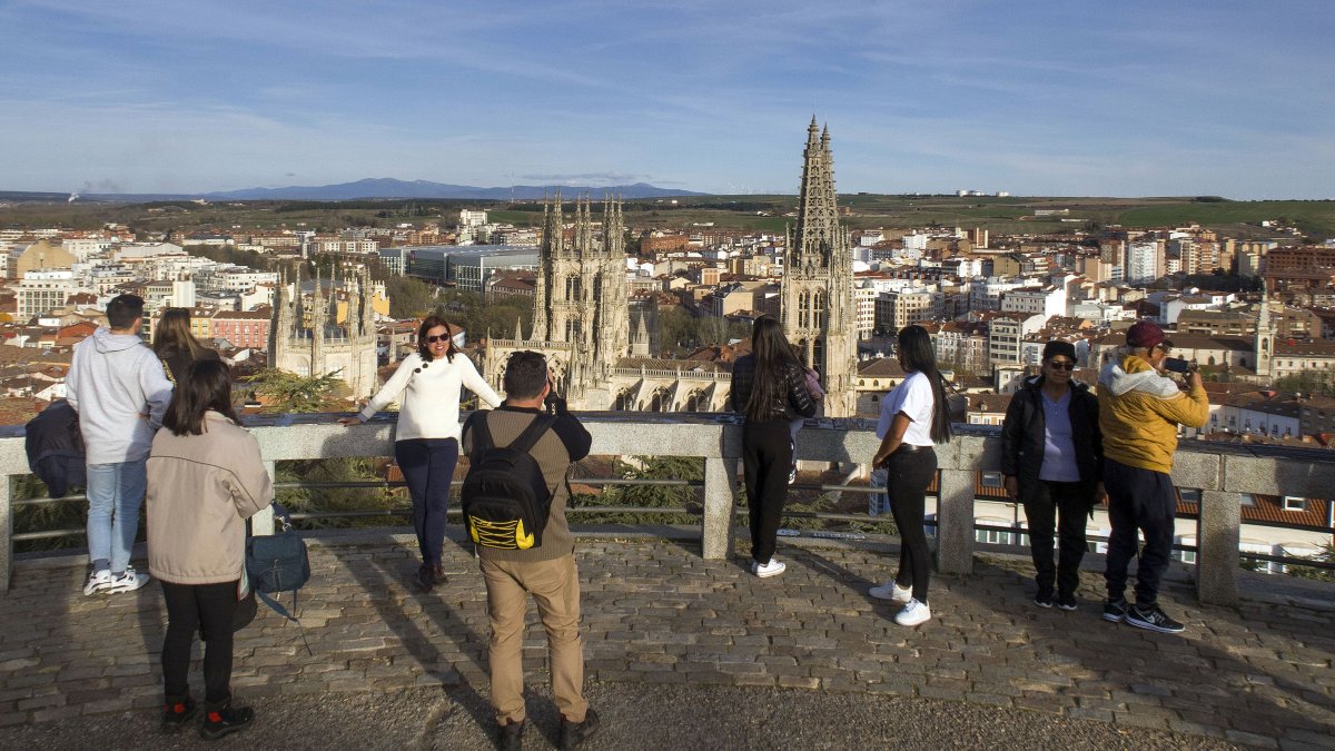 Turistas desde el mirador del Castillo