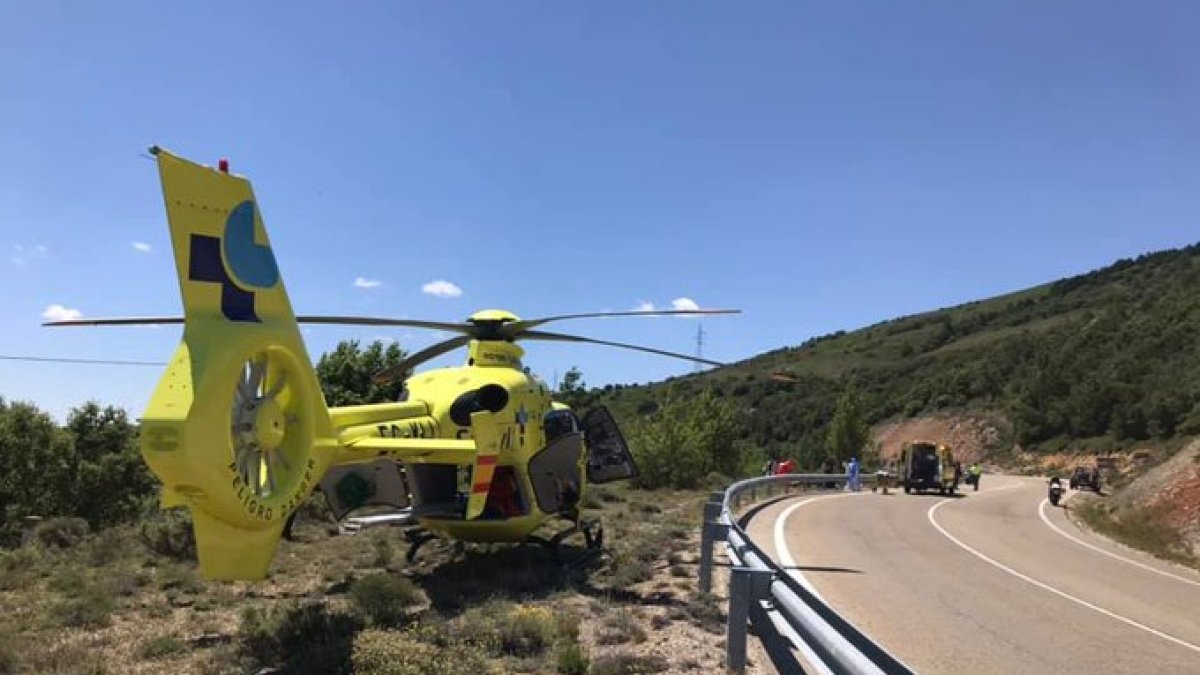 Imagen del helicóptero del 112 en la zona del accidente en la Mazorra. @112CYL