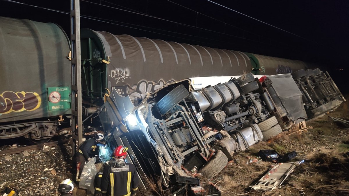 Los Bomberos tuvieron que extraer al conductor, atrapado en la cabina. BOMBEROS DE BURGOS