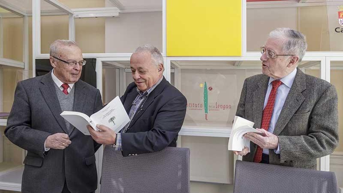 Ruiz Asencio (i.), Santonja (c.) y Fernández Flórez comentan la jugada antes de la presentación.-Santi Otero