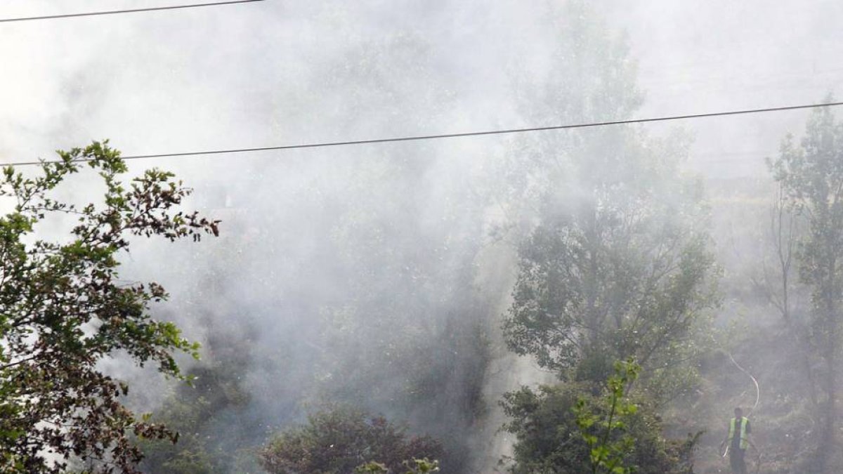 Los bomberos briviescanos atacaron el fuego por la empinada ladera de la AP-1.-G. G.