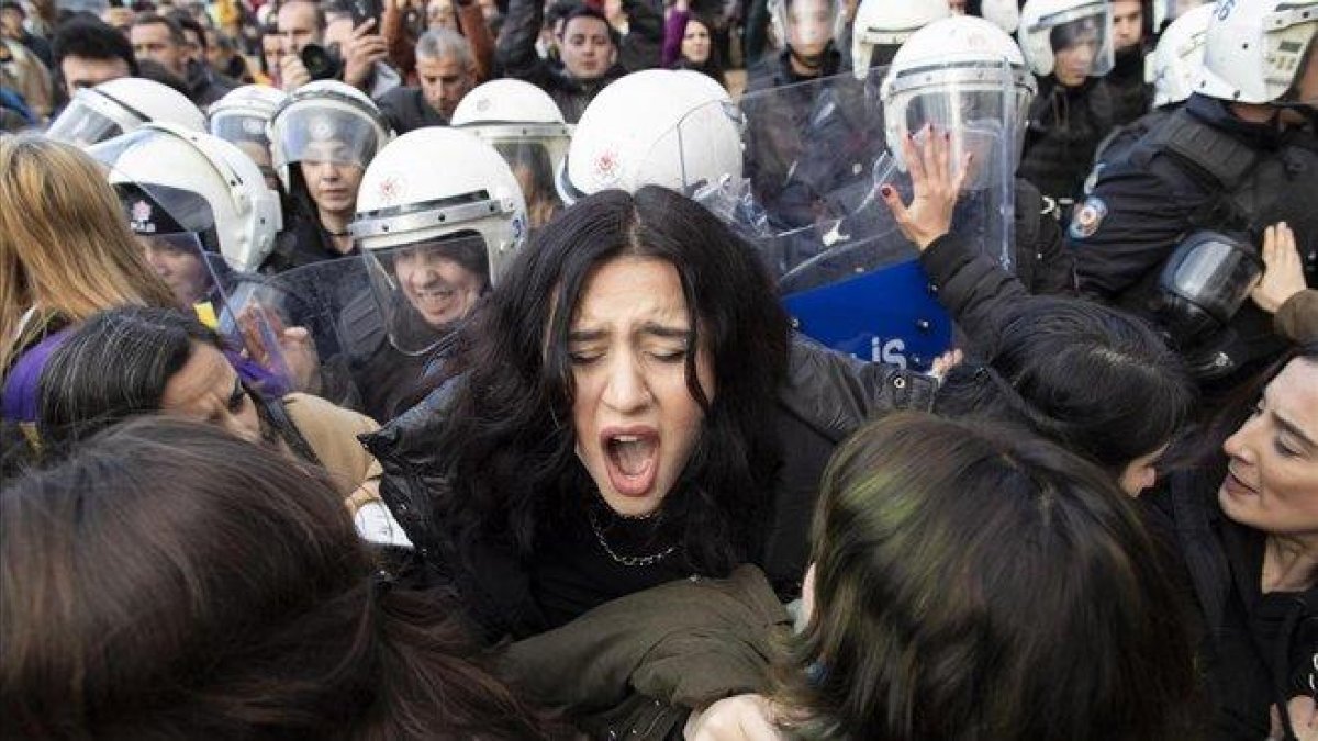 Policías turcos cargan contra las manifestantes contra la violencia machista en Estambul.-EFE / TOLGA BOZOGLU