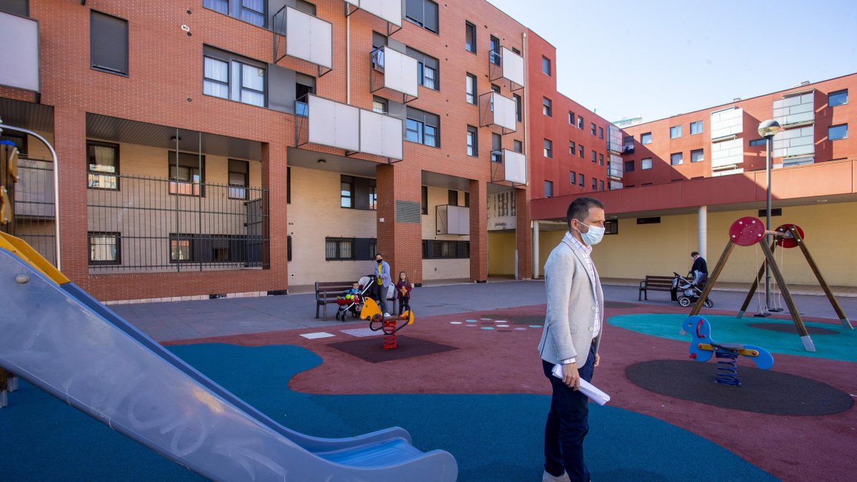 El concejal Josué Temiño visito el arreglo de la Plaza de la Cecina. SANTI OTERO