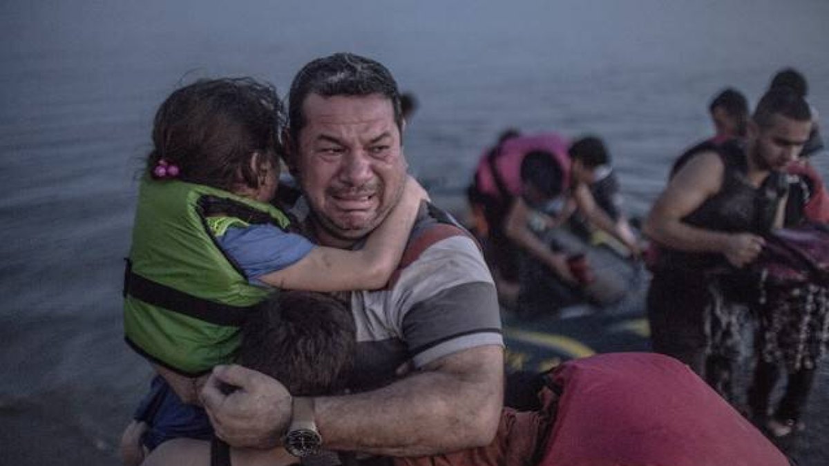 La fotografia icónica de la crisis de los refugiados, tomada en la isla de Kos, en Grecia, el pasado 15 de agosto.-Foto: DANIEL ETTER