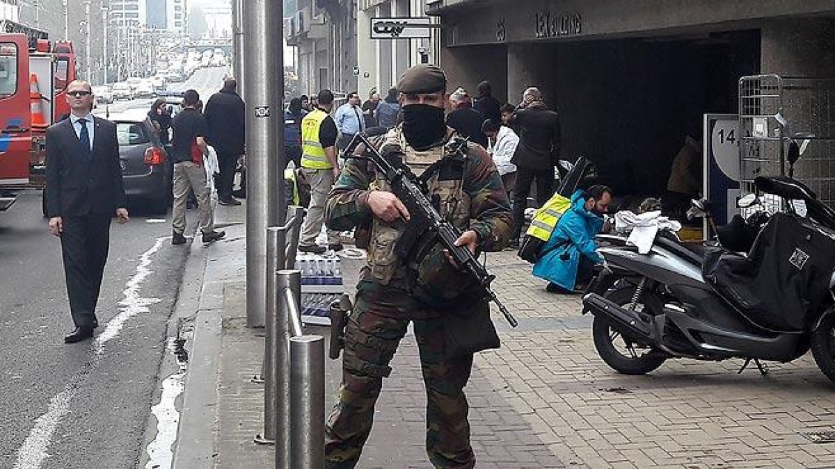 Ascienden a 20 los fallecidos en el atentado en el metro de Bruselas.-