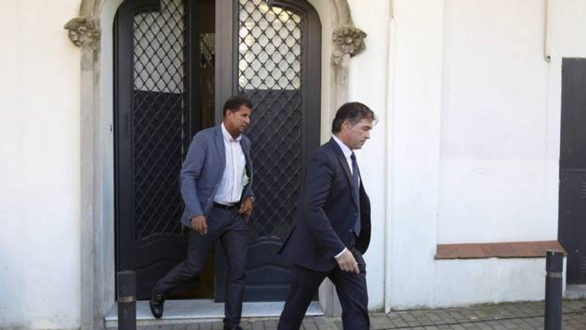 l fiscal anticorrupción Fernando Bermejo (derecha), a la salida de un registro en la casa de Oleguer Pujol, el pasado octubre.-Foto: TONI GARRIGA / EFE