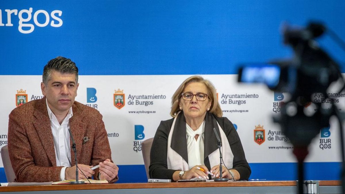 El portavoz municipal de Ciudadanos, Vicente Marañón, junto a la edil Rosa Niño, ayer, en el Ayuntamiento.-SANTI OTERO