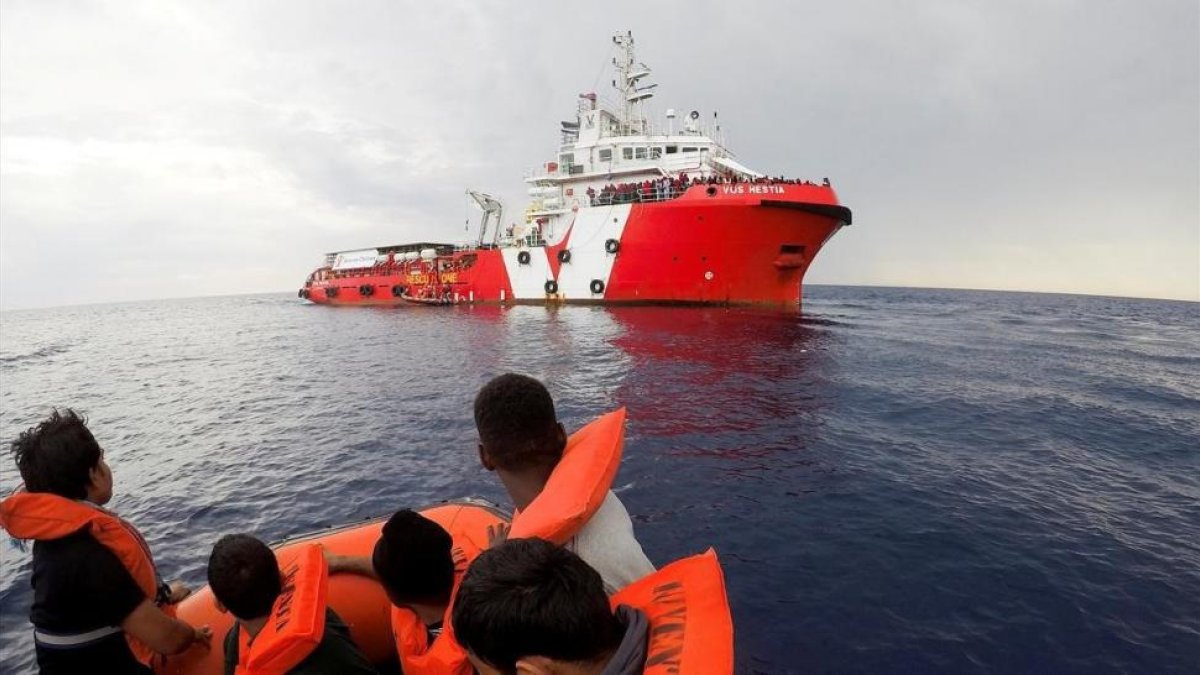 El barco Vos Hestia durante una operación de rescate.-REUTERS / STEFANO RELLANDINI