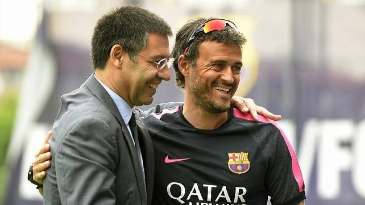El presidente del Barça, Josep Maria Bartomeu, junto al técnico Luis Enrique en la ciudad deportiva Joan Gamper.-Foto: AFP / LLUIS GENE